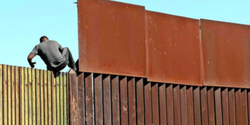 Cruzar el muro deja más de 400 heridos, advierte Estados Unidos