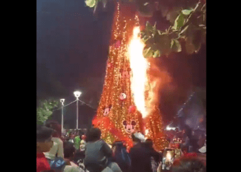 Árbol navideño se incendia tras encendido en San Vicente, Nayarit