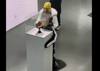 Accidente en museo de Pekín daña corona de oro: ¿quién paga?