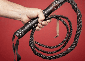 Singapur endurece castigos y aplicará azotes a estafadores digitales