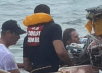 Relato de pescador revela rescate tras accidente aéreo de la Marina en Texas