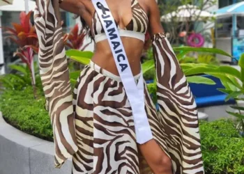 Miss Jamaica sufre lesiones graves tras caída en Miss Universe