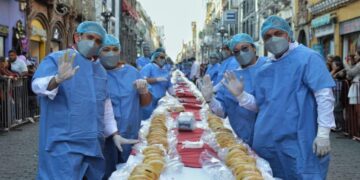 Puebla hace historia con la rosca de Reyes más extensa del planeta