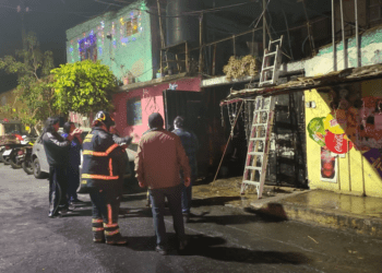 Incendio en vivienda de Iztapalapa provoca evacuaciones y personas intoxicadas