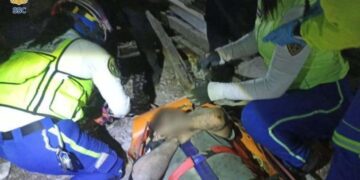 Rescatan a hombre tras caer a una barranca de 40 metros en Álvaro Obregón