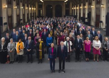 Sheinbaum dialoga con diplomáticos mexicanos sobre agenda internacional rumbo a 2026