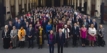 Sheinbaum dialoga con diplomáticos mexicanos sobre agenda internacional rumbo a 2026