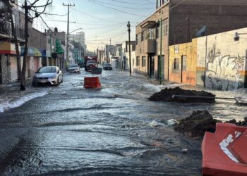 Fuga de agua inunda varias calles de la colonia Martín Carrera en la GAM