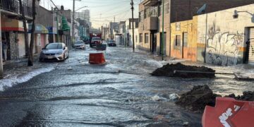 Fuga de agua inunda varias calles de la colonia Martín Carrera en la GAM