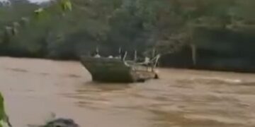 Maestros logran salvarse tras volcar panga al cruzar un río en Oaxaca