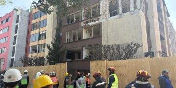 Arrancan trabajos de reparación tras explosión por gas en Paseos de Taxqueña; familias aún sin regresar