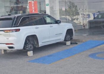 Encuentran Jeep sin llantas en plaza de Puebla; sería del diputado Ignacio Mier