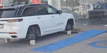 Encuentran Jeep sin llantas en plaza de Puebla; sería del diputado Ignacio Mier
