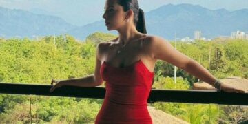 Ángela Aguilar responde con humor a burlas en redes tras publicar fotos en rojo