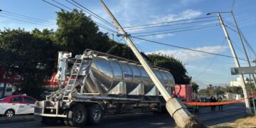 Accidente de tráiler en Iztapalapa provoca cierre parcial y severas afectaciones viales