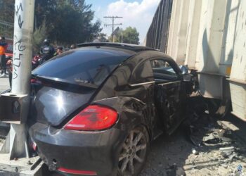 Automóvil es impactado por tren en Ecatepec tras intento de cruzar a tiempo