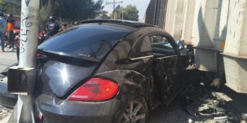 Automóvil es impactado por tren en Ecatepec tras intento de cruzar a tiempo