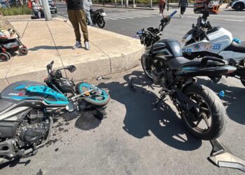 Accidente entre motociclistas en Paseo de la Reforma deja dos jóvenes gravemente lesionados