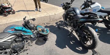 Accidente entre motociclistas en Paseo de la Reforma deja dos jóvenes gravemente lesionados