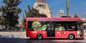 Estrenan ruta eléctrica del Metrobús que enlaza Reforma con el AICM