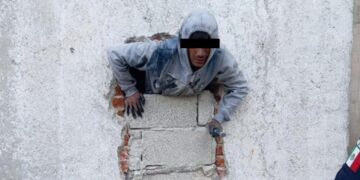 Intento de robo termina en fracaso: ladrón queda atorado en boquete en Puebla