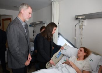 Monarcas españoles acuden a zona del desastre ferroviario en Andalucía