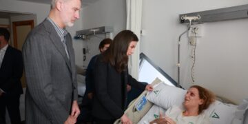 Monarcas españoles acuden a zona del desastre ferroviario en Andalucía