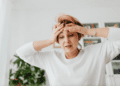 ¡TERROR HORMONAL! La menopausia no solo trae bochornos: ¡Está “encogiendo” el cerebro de las mujeres!