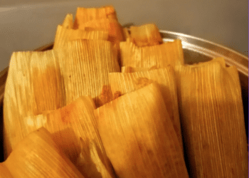 ¡QUE NO TE QUEDEN CRUDOS! El truco infalible para saber si un tamal ya está listo y evitar el oso con la familia