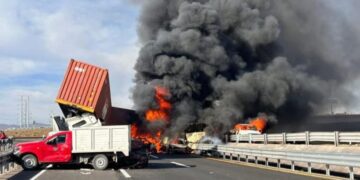 Accidente múltiple en la carretera 57 deja tráiler incendiado y afecta la circulación