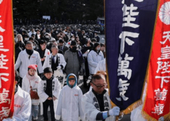 Escándalo en Japón, joven se desnuda durante ceremonia imperial