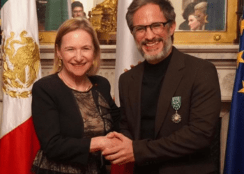 Francia reconoce la trayectoria cultural de Gael García Bernal