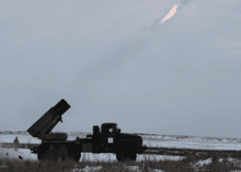 Ucrania evacúa a más 150 mil civiles del frente; 3 mil son menores