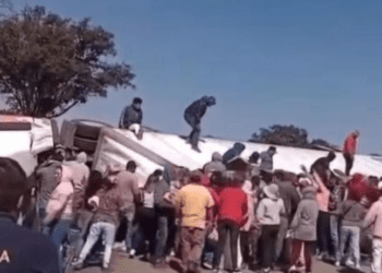 Accidente en la México-Querétaro deriva en rapiña de bebidas alcohólicas