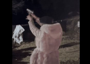 Videos exhiben a presuntas funcionarias disparando en Guadalupe y Calvo