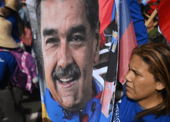 Movilización de mujeres chavistas en Caracas respalda a Delcy Rodríguez