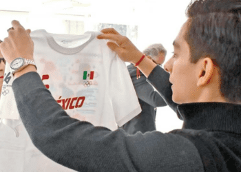 El Comité Olímpico Mexicano entrega uniformes a atletas para Invierno 2026