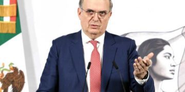 Marcelo Ebrard llama a la cautela ante arancel global anunciado por Donald Trump