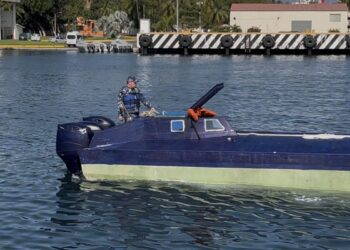 Secretaría de Marina traslada a Manzanillo semisumergible con 4 toneladas de presunta droga