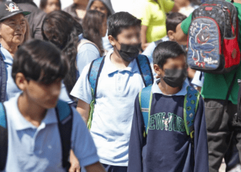 Escasez y alza de precios complican la compra de cubrebocas en Guadalajara por brote de sarampión