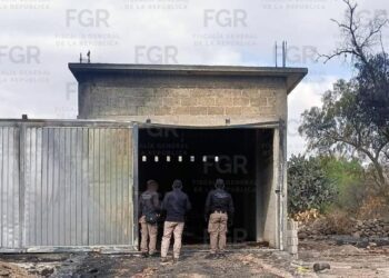 ¡FUEGO LOS DELATÓ! Incendio revela bodega y “huachitúnel” de combustible en Tepetitlán