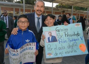 Pedro Rodríguez continúa modernizando las escuelas de Atizapán, con aulas digitales