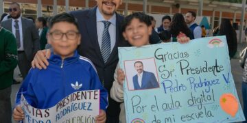 Pedro Rodríguez continúa modernizando las escuelas de Atizapán, con aulas digitales