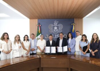 En informe a niñas y niños, Lemus anuncia transporte gratuito y cobertura médica universal