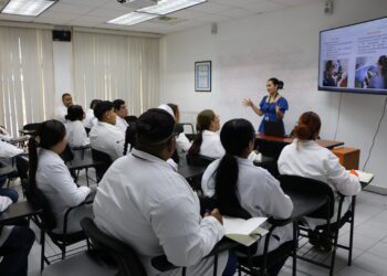 Recibe IJCF a universitarios en visitas académicas para conocer áreas y actividades